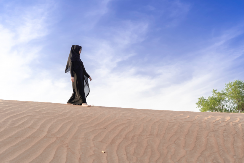 Frau in Abaya