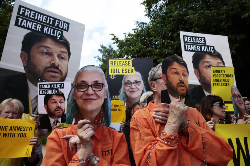 Amnesty-Mahnwache für die Freilassung von İdil Eser und Taner Kılıç vor der türkischen Botschaft in Berlin am 17. Juli 2017