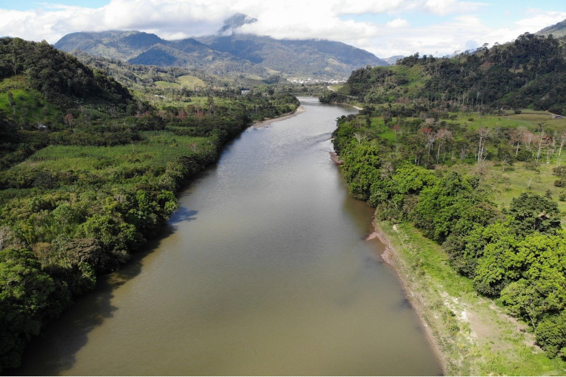 Der Amazonas fließt durch das Gebiet, in dem indigene Stämme leben.
