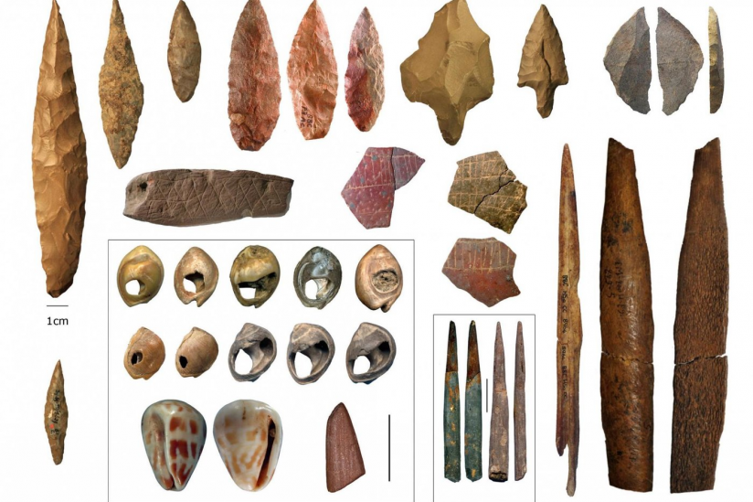 Artefakte aus der Mittleren Steinzeit, die im Norden und Süden des afrikanischen Kontinents gefunden wurden.