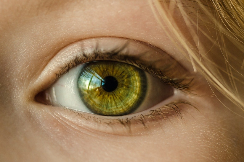 Leider kein Witz: Die Irisdiagnose geht davon aus, dass Erkrankungen des Menschen in den Strukturen seiner Iris sichtbar sind.