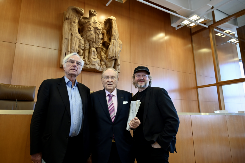 Dieter Birnbacher (DGHS), Ludwig Minelli (dignitas) und Michael Schmidt-Salomon (GBS) in Karlsruhe.