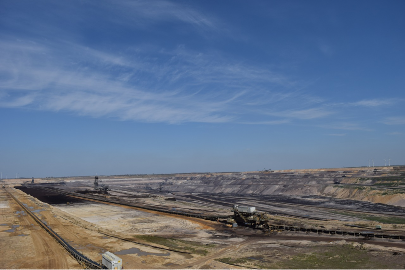 Der Abbau von Kohle im Tagebau greift massiv in die Landschaft ein