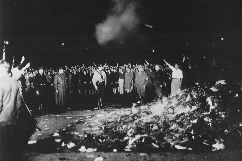 10. Mai 1933, Bücherverbrennung durch die Deutsche Studentenschaft am Opernplatz in Berlin.