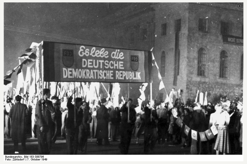 Fackelzug der FDJ zur Gründung der DDR am 7. Oktober 1949