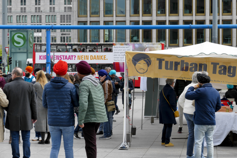 Auf dem Potsdamer Platz durften jedoch Sikhs bei einem "Turban-Tag" für ihre Religion werben.