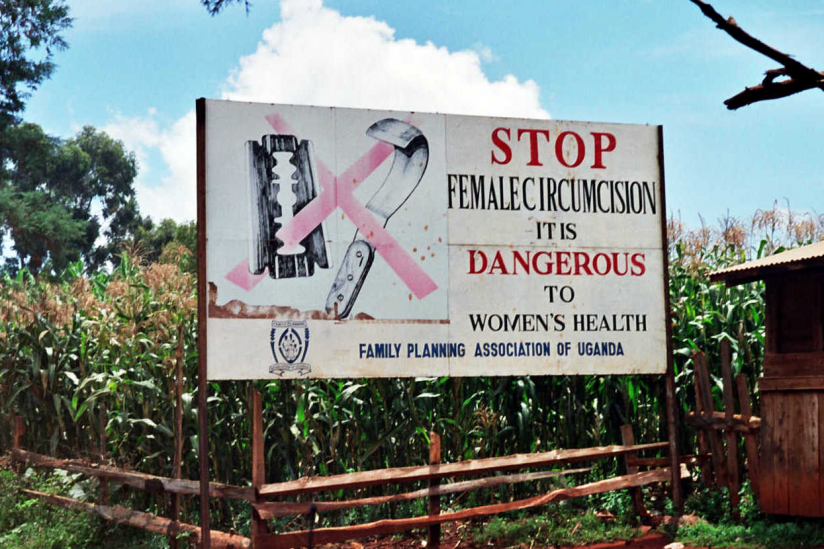 Plakat gegen weibliche Genitalbeschneidung in Uganda