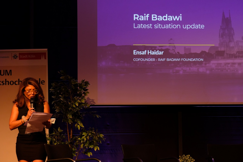 Ensaf Haidar spricht auf der Bühne