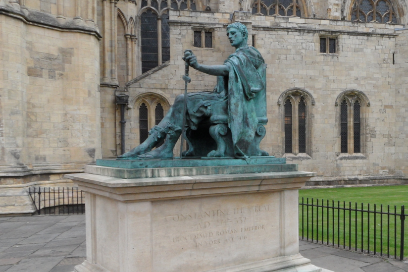 Statue von Konstantin vor dem Münster in York, Großbritannien