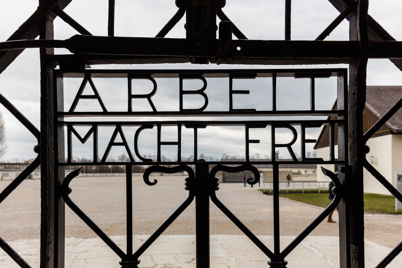 Tor im KZ Dachau mit der Inschrift "Arbeit macht frei"