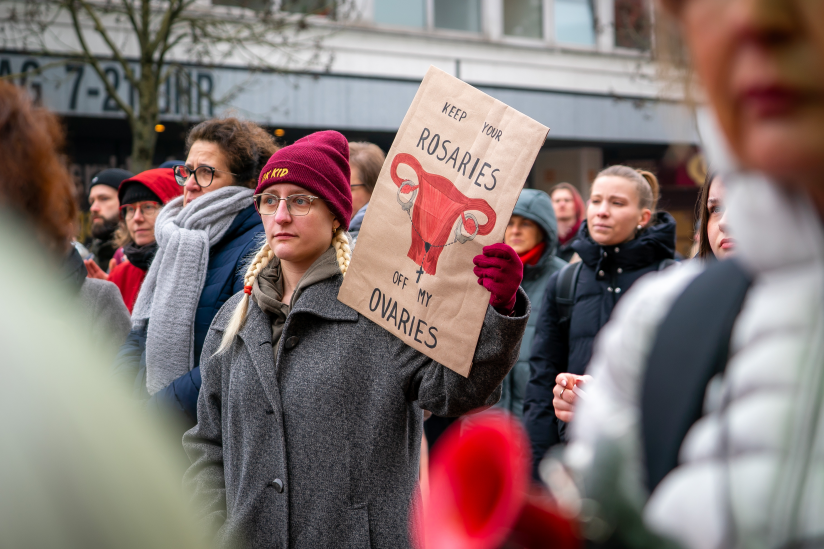 "Halte deine Rosenkränze von meinen Eierstöcken fern"