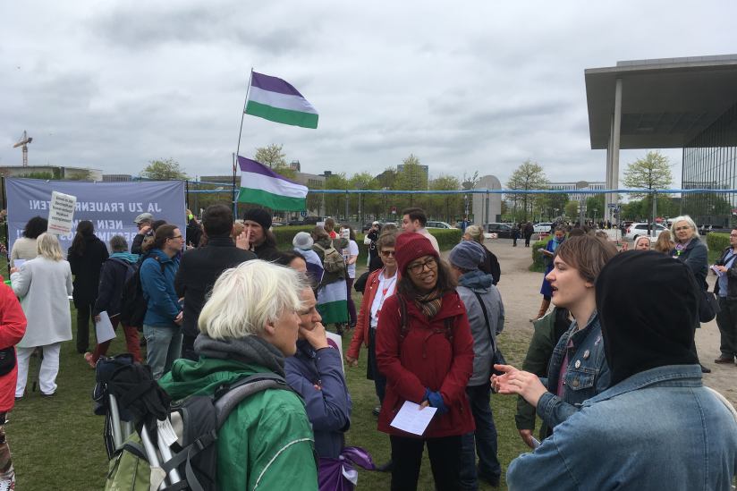 Transaktivist:innen und Feministinnen tauschten sich am Rande der Demonstrationen aus