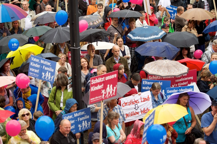 Im Juni 2014 demonstrierten tausende Menschen in Baden-Württemberg gegen Reformen im Sexualunterricht.
