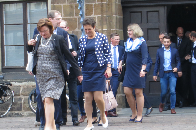 Landtagsabgeordnete verlassen nach dem ökumenischen Gottesdienst die Liebfrauenkirche.