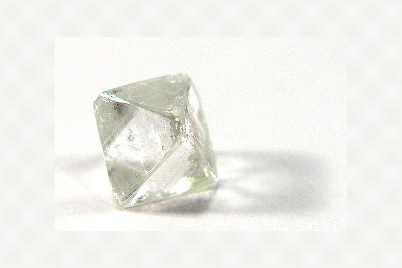 Ungeschliffener Diamant mit typischer Oktaederform