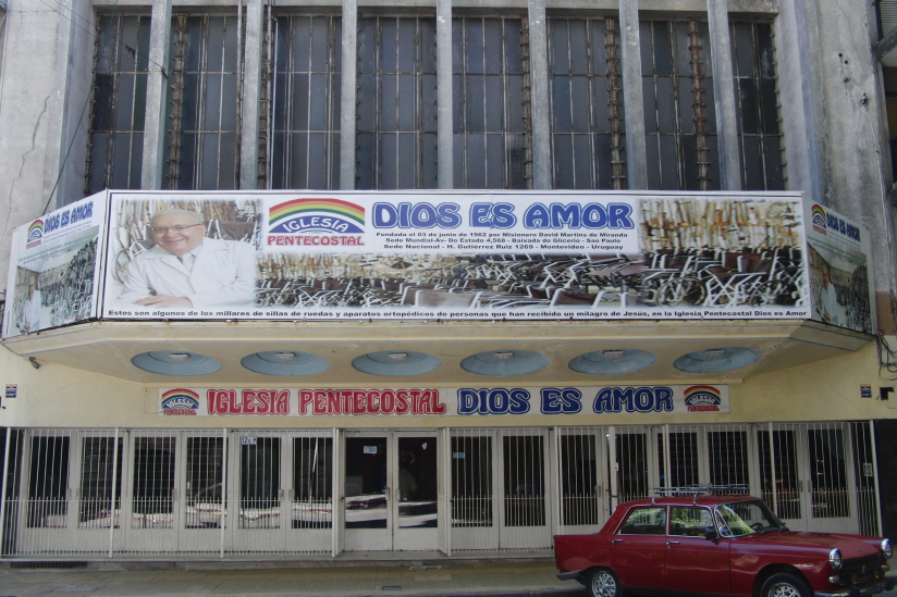 Kirche Dios-Es-Amor mit dem Wunder versprechenden Werbebanner