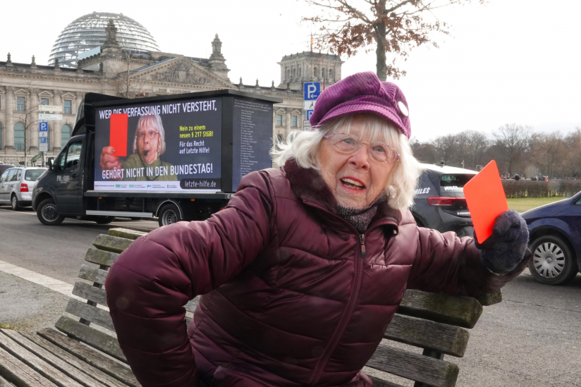 Dolly Hüther mit der roten Karte vor dem Reichstag