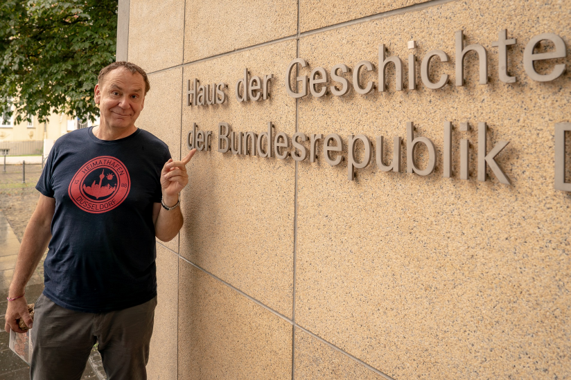 Jacques Tilly vor dem "Haus der Geschichte"