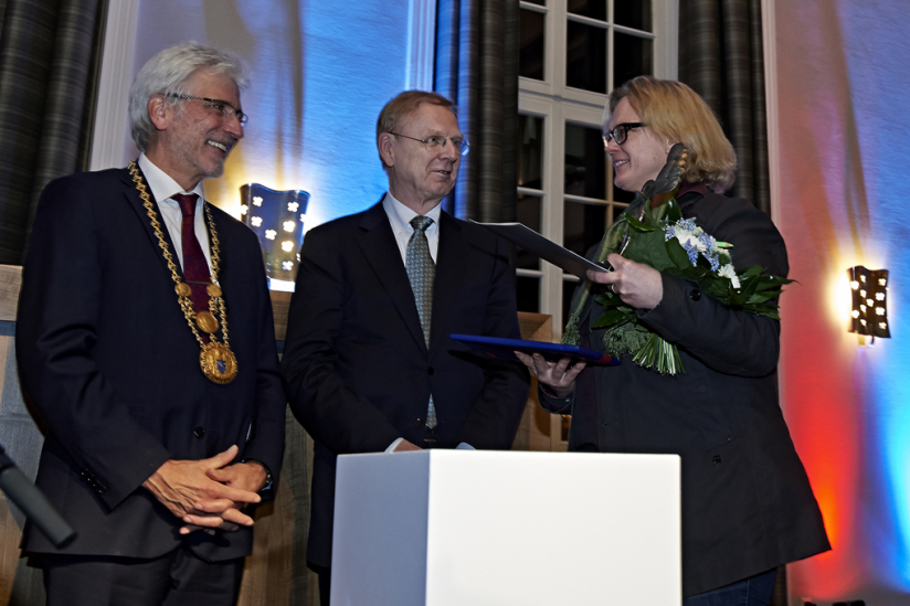 Im  Rathaus von Kassel: Oberbürgermeister Bertram Hilgen, Stiftungsratsvorsitzender Prof. Dr. Dr. h.c. Walter Pape mit Karen Duve
