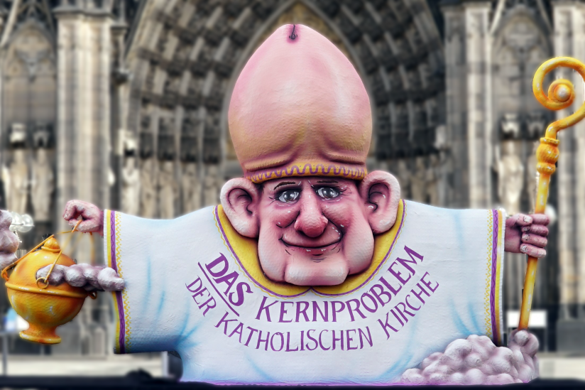 Der "Eichelbischof" vor dem Portal des Kölner Doms