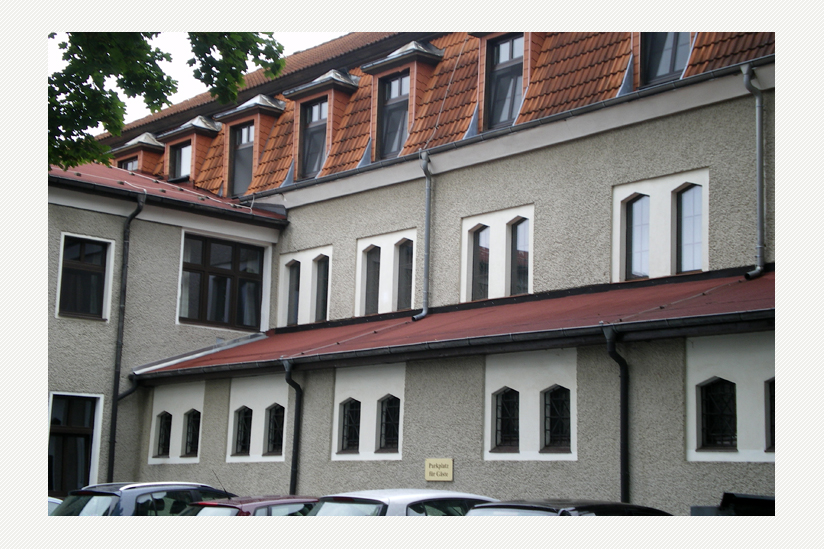 Das ehemalige Kinderheim St. Joseph in Birkenwerder bei Berlin: "… der obere Bereich der Fenster ist noch identisch mit meiner Zeit dort. Da waren die Schlafräume …"