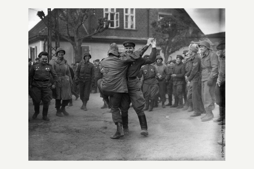 historisch: Freudentänze von Sowjetsoldaten und US-Soldaten am 8. Mai 1945