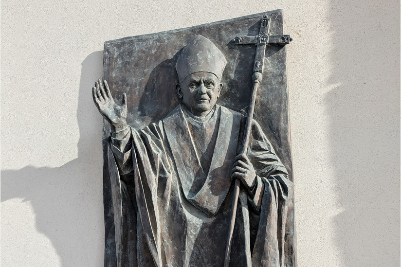 Gedenktafel für Benedikt XVI.