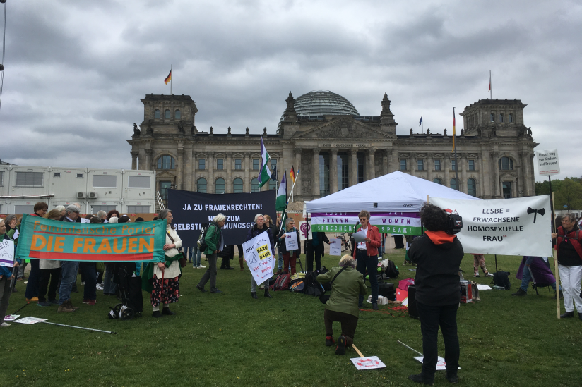 Feministische Organisationen protestierten vor dem Reichstagsgebäude gegen das Selbstbestimmungsgesetz
