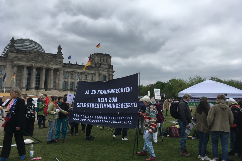 Feministische Organisationen protestierten vor dem Reichstagsgebäude gegen das Selbstbestimmungsgesetz