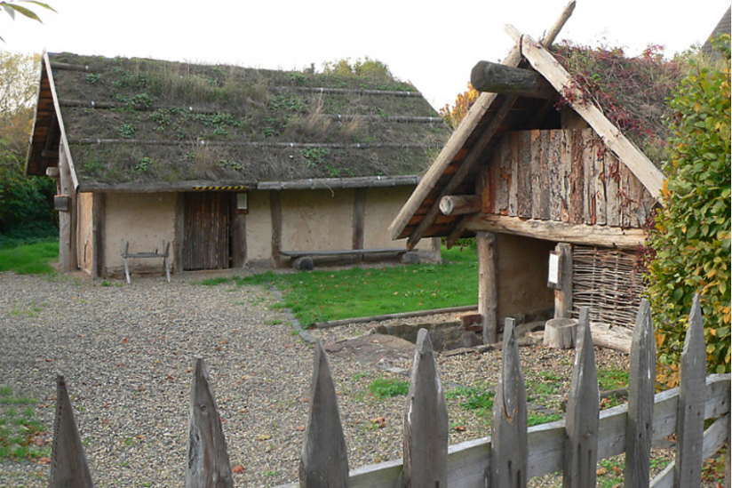 Rekonstruiertes germanisches Dorf in Fritzlar-Geismar, Foto: Axel Hindemith (gemeinfrei)
