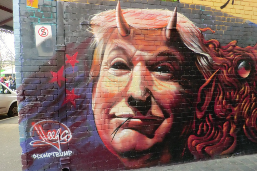 Donald Trump mit Teufelshörnern und gespaltener Zunge