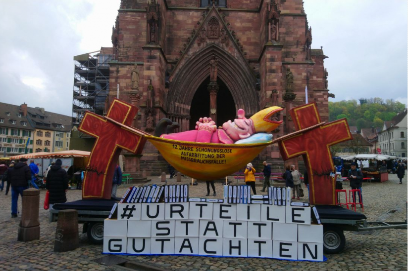 Der "Hängemattenbischof" vor dem Freiburger Münster