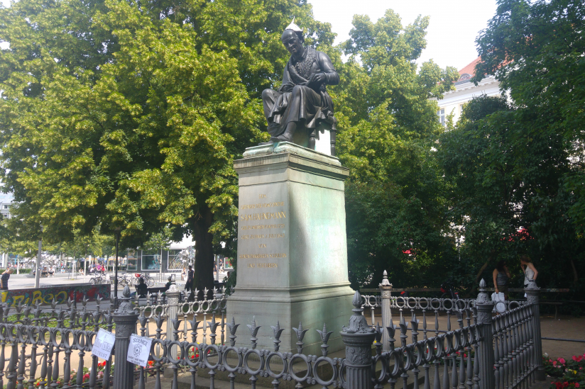 Hahnemann-Denkmal in Leipzig mit Alu-Hut 