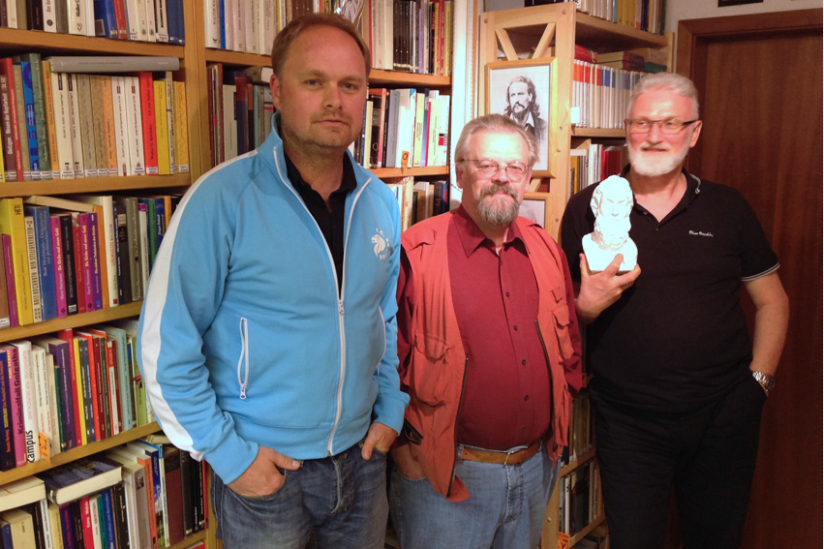 Heiner Jestrabek (r.), Sven Schirmer und Dr. Wolfgang Proske, zwei seiner Mitvorständler und Feierredner 