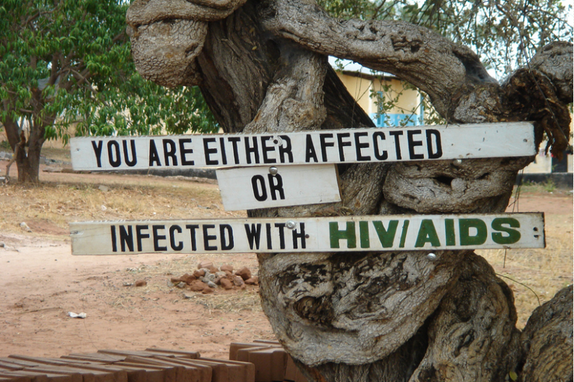 Warnschild an einem Ortseingang in Sambia