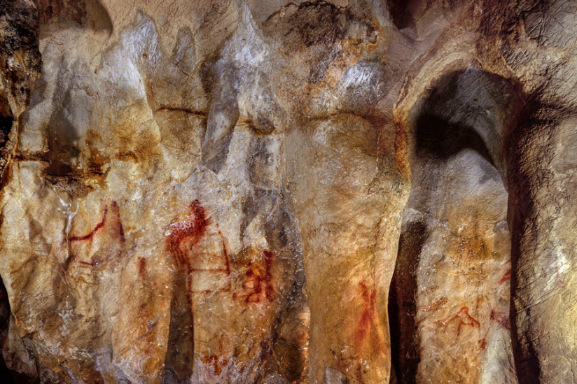 Höhlenmalerei in der Höhle La Pasiega (Sektion C). Das leiterartige Gemälde aus waagrechten und senkrechten Linien (Mitte links) ist über 64.000 Jahre alt und muss daher von Neandertalern stammen.