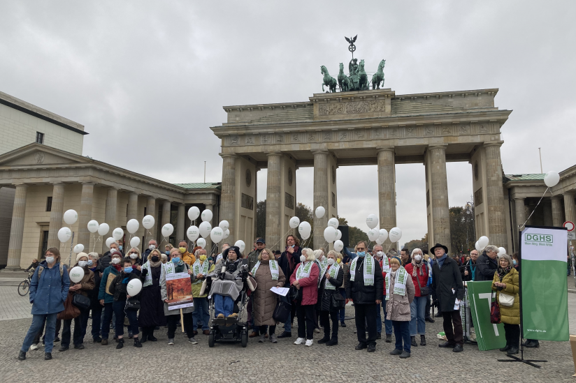 Teilnehmende der Mahnwache vor dem Brandenburger Tor
