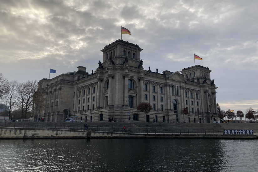 Das Reichstagsgebäude von der Spree aus gesehen
