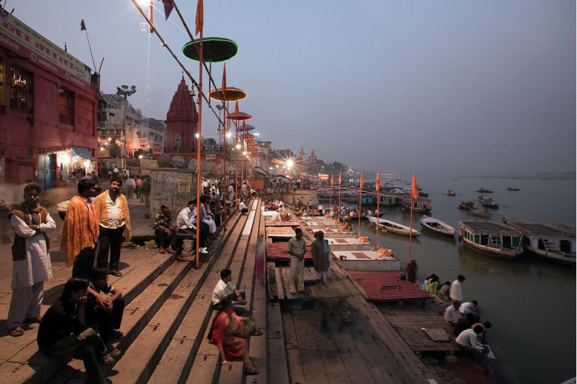Varanasi: Ghats, die Treppenstufen entlang des "heiligen Flusses" Ganges.