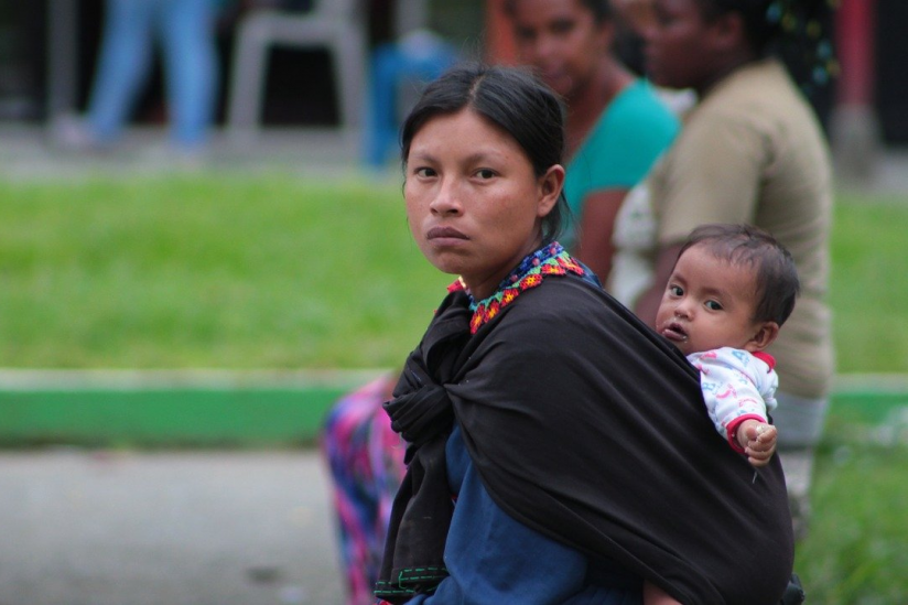 Indigene Frau mit Kind in Kolumbien