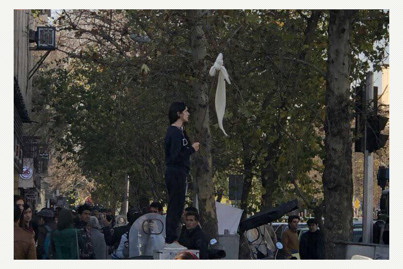Protest einer mutigen Frau gegen den Hijab-Zwang im Iran