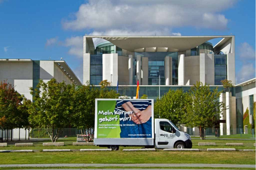 Beschneidungskampagne - vor dem Bundeskanzleramt