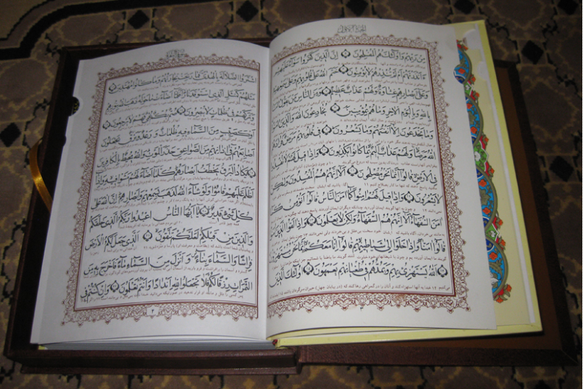 Arabischer Koran mit persischer Interlinearübersetzung