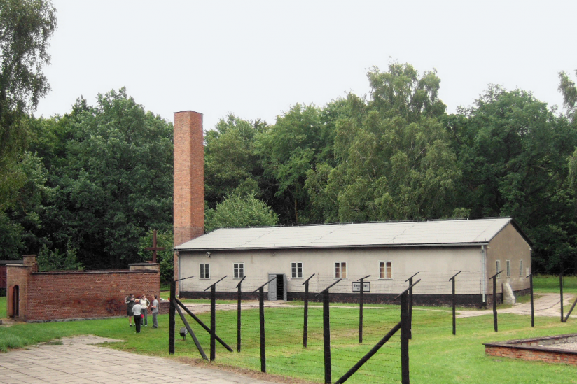 Gaskammer (Gebäude links), Krematorium (rechts)