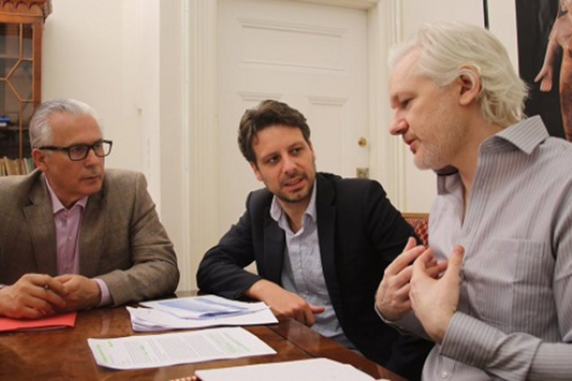 Baltasar Garzon, der Ecuadorianische Außenminister Guillaume Long, und WikiLeaks Gründer Julian Assange 