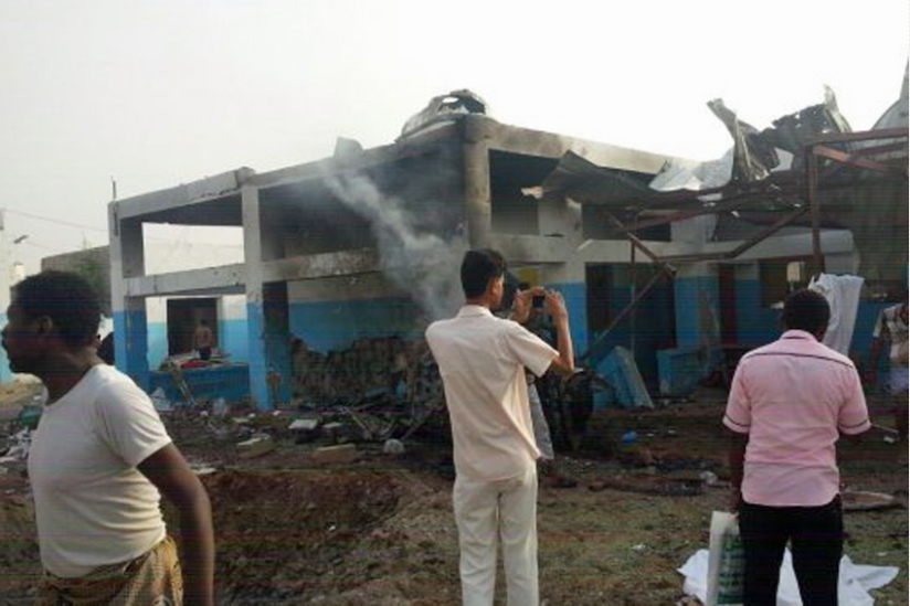 Mehrere Menschen betrachten das Ausmaß der Zerstörung, die durch einen Luftangriff auf das Krankenhaus in Abs verursacht wurde.