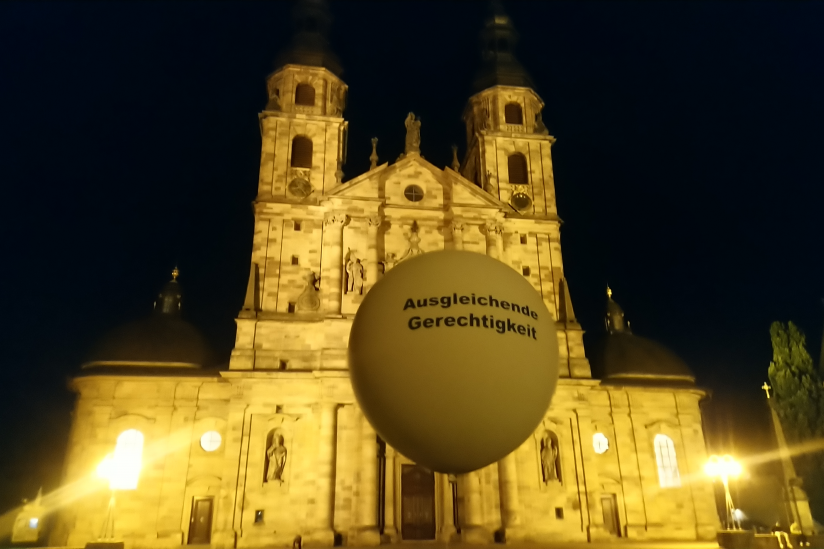 "Ausgleichende Gerechtigkeit" stand auf den Ballons