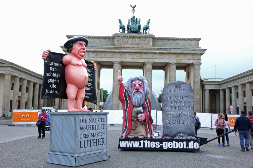 Luther und Moses unbehelligt vor dem Brandenburger Tor