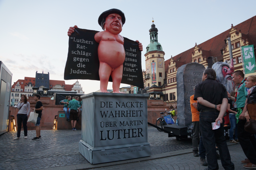 Aktion des Künstlerkollektivs "Das 11. Gebot" in Leipzig mit dem "nackten Luther"