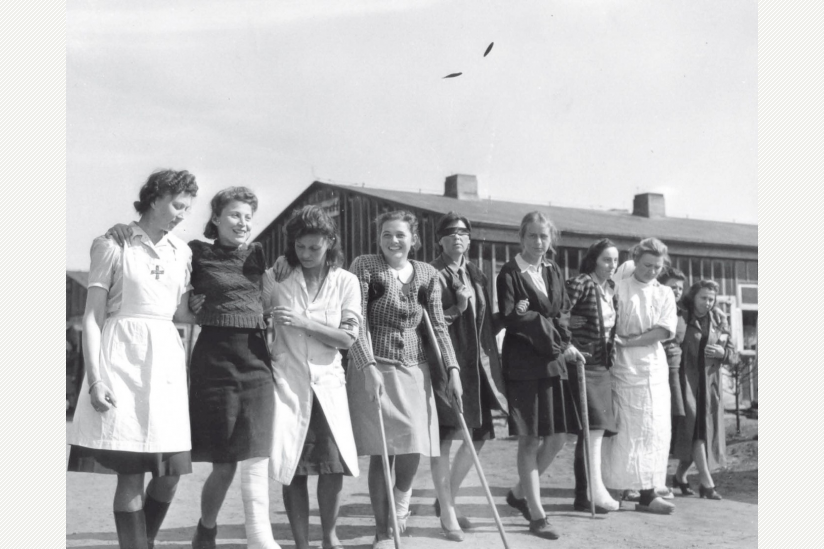 historisch: Befreite weibliche Kriegsgefangene im Lager VI-Oberlangen